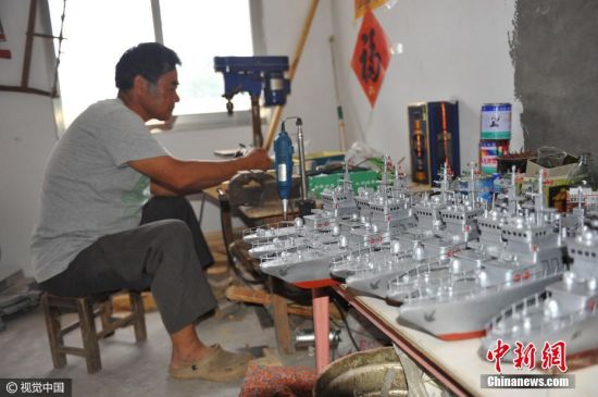 山东渔民痴迷造军舰模型 10年耗资6万造船