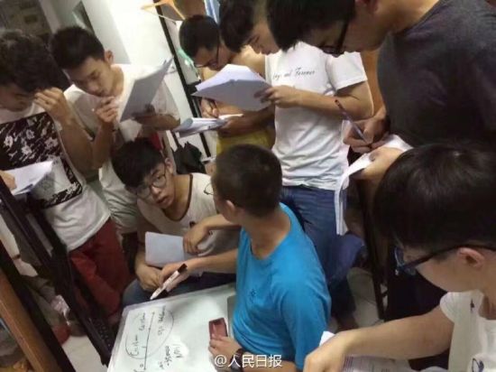 学霸坐寝室上铺讲课走红 让大学老师情何以堪