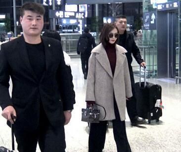 唐嫣嫣短发现身大秀总裁范不见罗晋 四位保镖