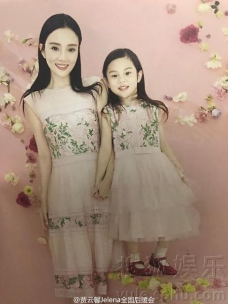 李小璐与甜馨拍亲子写真 女儿越长越像妈妈