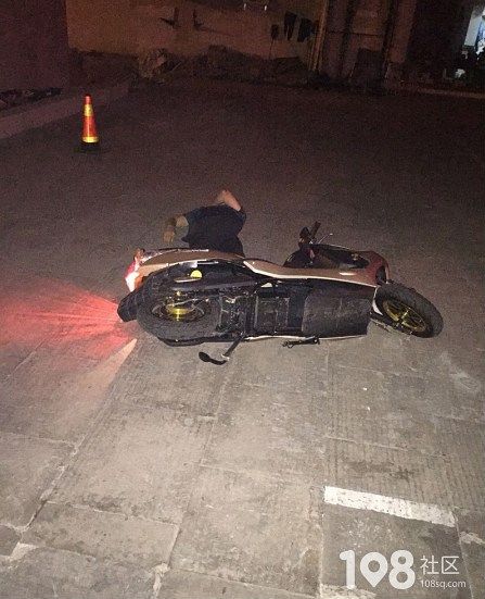 酒男子骑车摔倒 警方提示珍爱生命远离酒驾!