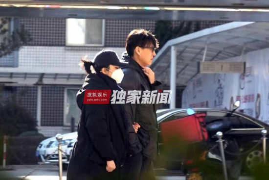 靳东夫妇给儿子买玩具 靳东老婆李佳是谁