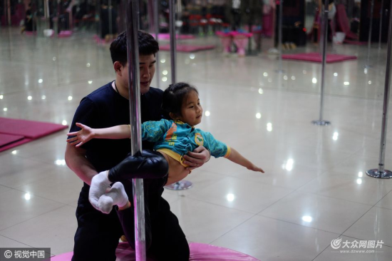 济南六岁女童学钢管舞 家长支持登台表演