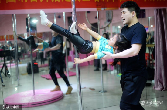 济南六岁女童学钢管舞 家长支持登台表演