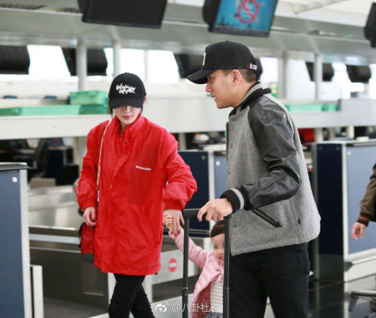 刘恺威带小糯米机场送杨幂 画面很暖很有爱