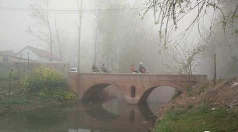 山东发布大雾橙色预警 菏泽今晨大雾笼罩