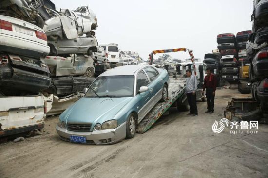 济南旧车回收厂积车成山 拆一辆亏400