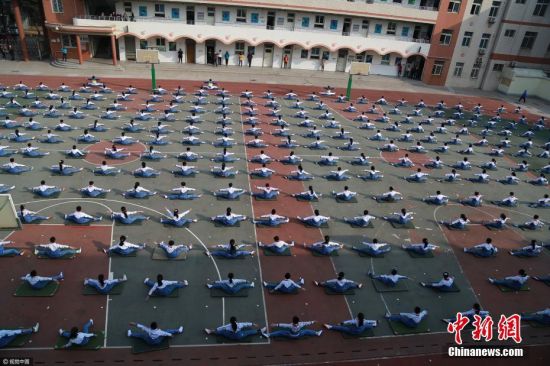 济南数百名小学生集体一字马 自创素质操