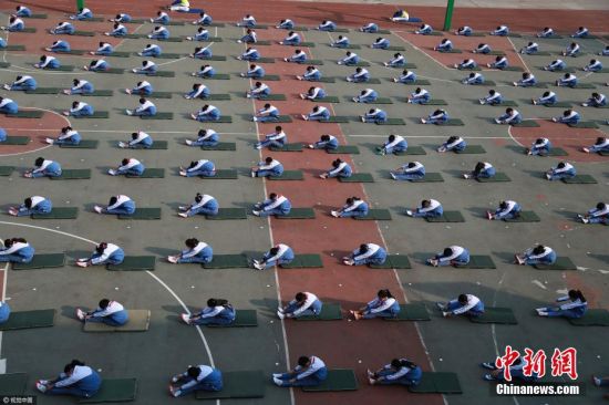 济南数百名小学生集体一字马 自创素质操