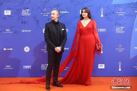 众星亮相北影节闭幕式红毯