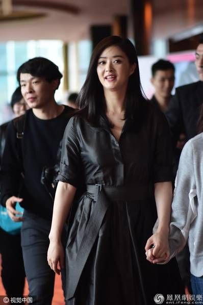 蒋欣低调现身 手牵助理笑容满面回应粉丝