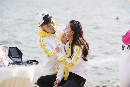 跑男邓超陈赫秀魔性化妆术 女嘉宾集体 崩溃