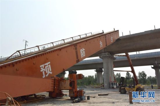 济南一铁路施工现场龙门吊倒塌致6人死亡