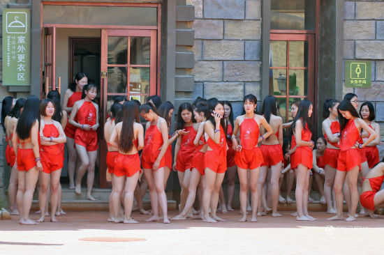 数百女网红穿红肚兜巡游 首届肚兜节场面火爆