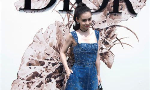 angelababy巴黎时装周掠影 着刺绣牛仔裙亮相