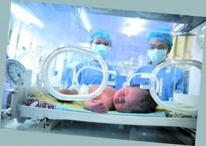 女子腹痛急救车上产子 男医生首当接生婆