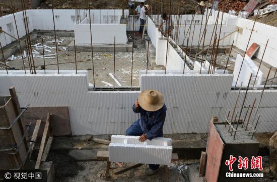 用泡沫盖别墅 建造过程犹如搭积木