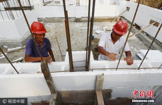 络绎不绝。原来这泡沫是新型建材EPS模块,