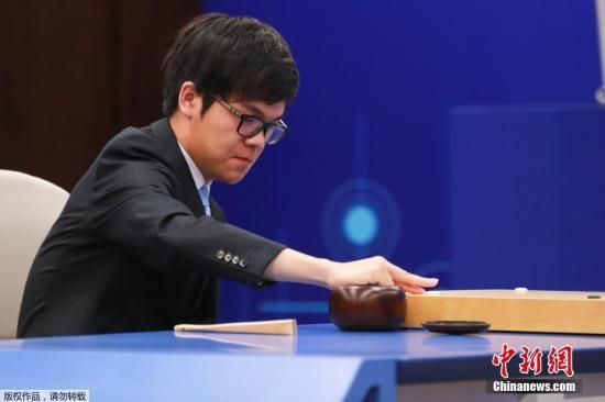 柯洁让职业棋手两子还能赢 网友:竟有这种操作