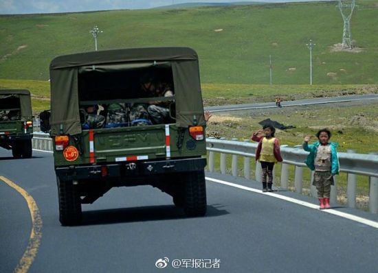 小朋友看到军车立正敬礼 解放军某部高原驻训