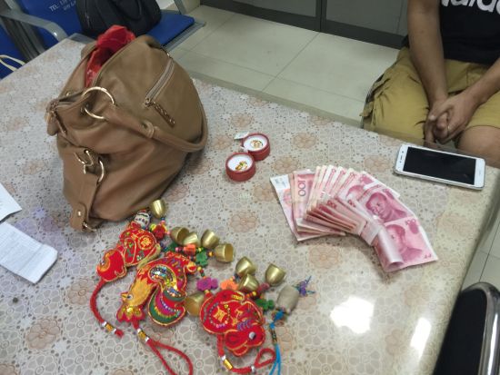 翻遍二百座椅 高铁泰安站为旅客寻回财物