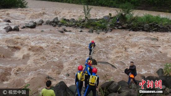 钓鱼爱好者被洪水困孤岛 鱼竿成救命工具
