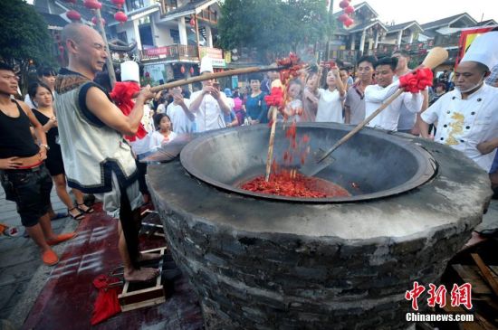 张家界奇人脚踩刀刃徒手炒龙虾