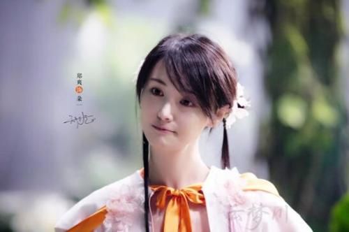 “萌妹”郑爽古装形象曝光 扎起两个丸子头抿嘴卖萌