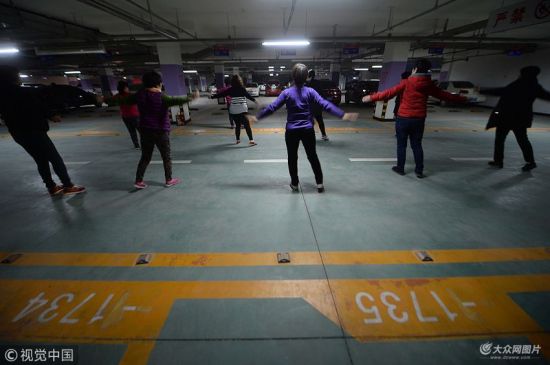济南广场舞转战地下车库 老人避风寒翩翩起舞
