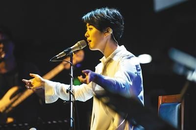 唱出治愈系《追光者》 岑宁儿也靠音乐自我治