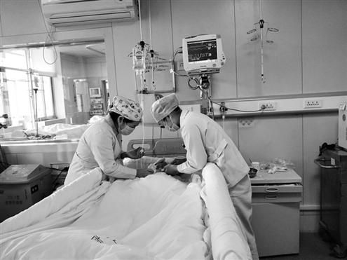 山东一岁幼童遇车祸重伤 医院两护士母乳喂娃
