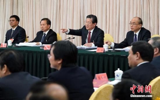 全国人大代表,河北省委书记王东峰(右二)与全国人大代表,省长许勤(右