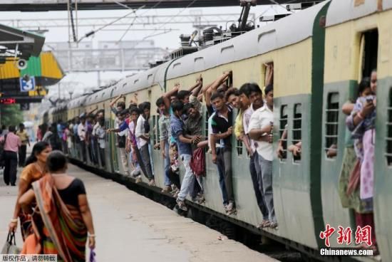 印度火车22节车厢脱离车头 载千人滑行12公里