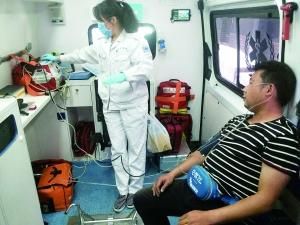 北京一外卖小哥奋勇救火呛浓烟晕倒 目前已无