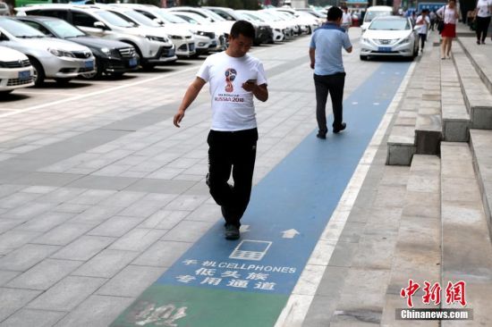 低头族专用通道亮相西安