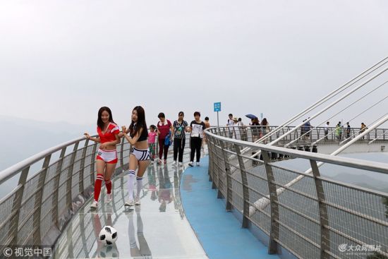 淄博:美女百米玻璃桥上上演空中足球对决