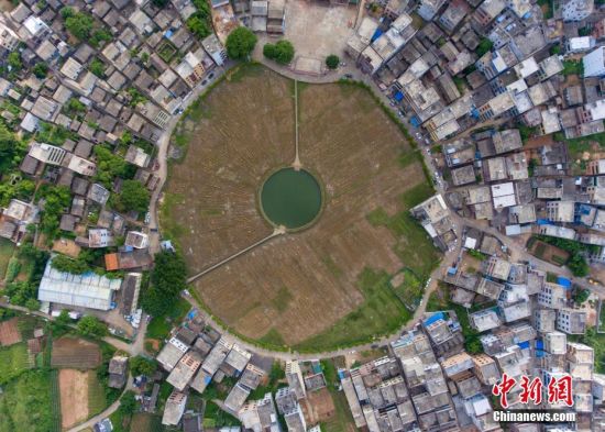 航拍海口四百年古村 规划布局似"太极图"