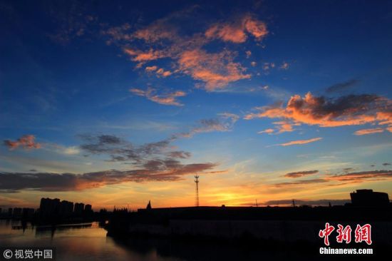 台风摩羯过境后 浙江绍兴清晨现绚丽火烧云