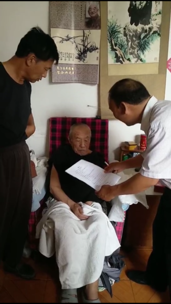 老人行动不便遇取卡难题 中国银行上门服务暖