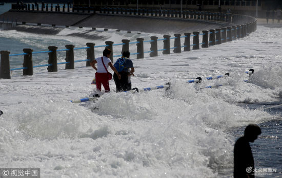 受台风苏力外围影响 青岛海边掀起大浪