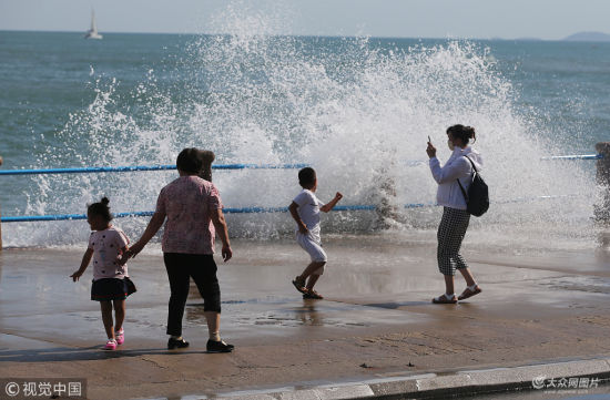 受台风苏力外围影响 青岛海边掀起大浪