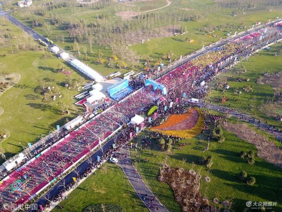 济南华山湖建成一月 五千多选手环湖跑马拉松