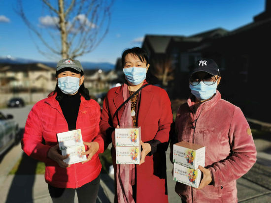 加拿大齐鲁华人总商会向山东乡亲发放防疫香囊。