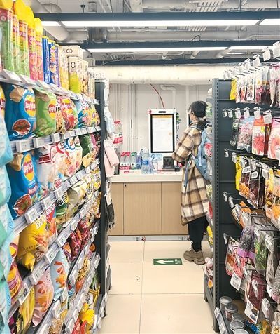 消费者在北京某高校一家无人便利店选购商品。祝莹晰摄