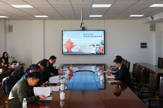 12月3日,“镜头里的青岛故事”青岛大学生百幅手机摄影作品征集活动评审会在青岛科技大学举行。张孝鹏 摄