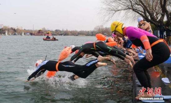 1��17�գ�Ů��Ӿ�����߳��μ��ϴ���������������� ���� �� 