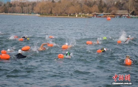 1��17�գ���Ӿ�����߳��μ��ϴ���������������� ���� �� 