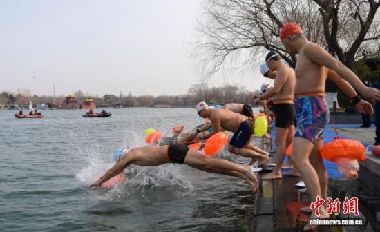 1��17�գ���Ӿ�����߳��μ��ϴ���������������� ���� �� 