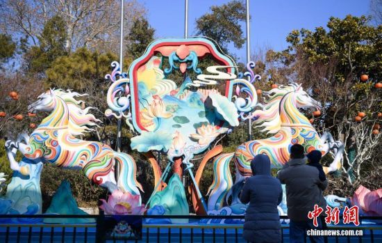 1��22�գ�ɽ��ʡ�����е�45�����µ�һȪӭ�����ư�װ������������С�����ƻ��ԡ������ںӡ���ӳȪ�ǡ�Ϊ���⣬�Ի��Ǻ�Ϊ�ᣬ��������ͻȪ������̶�����������ƾ���ͼΪ�ο͹��͡���Ԫ�ء����ơ�