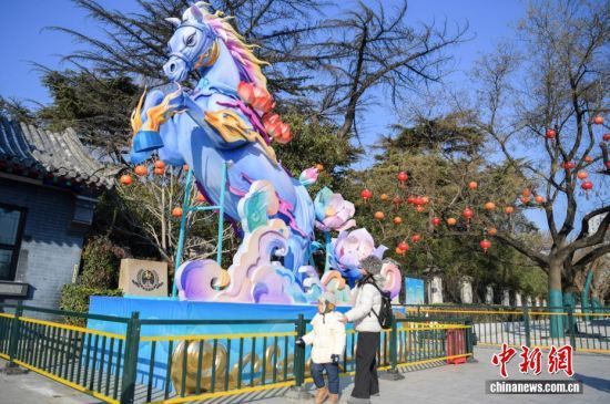 1��22�գ�ɽ��ʡ�����е�45�����µ�һȪӭ�����ư�װ������������С�����ƻ��ԡ������ںӡ���ӳȪ�ǡ�Ϊ���⣬�Ի��Ǻ�Ϊ�ᣬ��������ͻȪ������̶�����������ƾ���ͼΪ�ο͹��͡���Ԫ�ء����ơ�